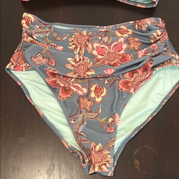 ⭐️Host Pick⭐️Cupshe Floral Ruffled Bikini Top & Retro Ruched Bottoms Set Size M - Picture 2 of 13